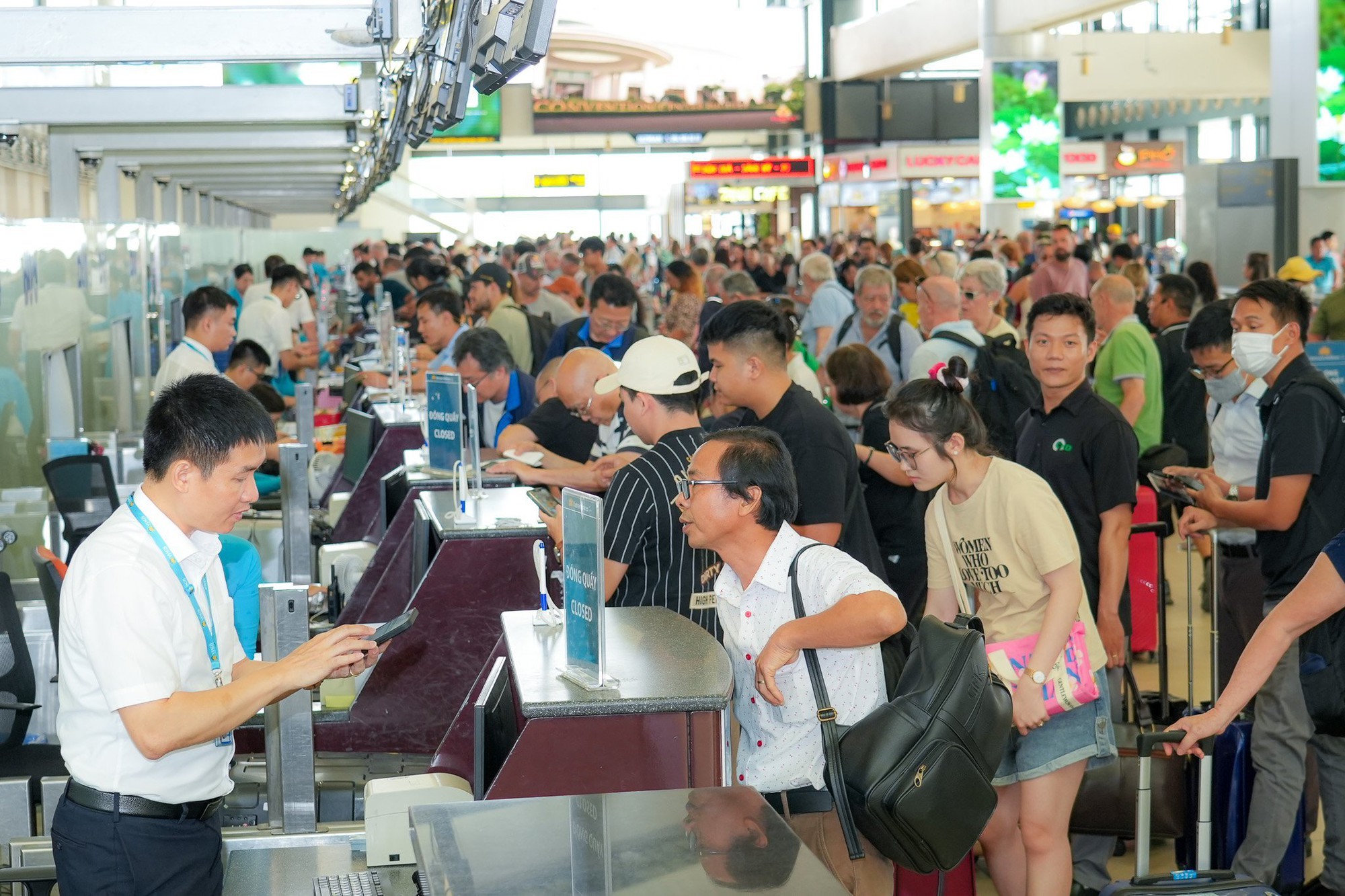 Dân “kêu” vé bay Tết cao, Cục Hàng không nói gì?