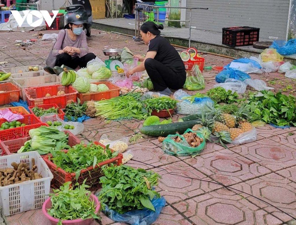 Tại nhiều địa phương chịu ảnh hưởng trực tiếp của bão lũ, nguồn cung rau xanh đã bắt đầu ổn định trở lại, tuy nhiên vẫn còn cao so với trước thời điểm bão đổ bộ