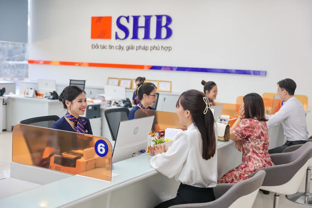 Ngân hàng SHB đã triển khai chương trình hỗ trợ giảm 50% lãi suất cho các khoản vay hiện hữu của khách hàng bị ảnh hưởng bởi bão lũ. Ảnh: Ngân hàng SHB