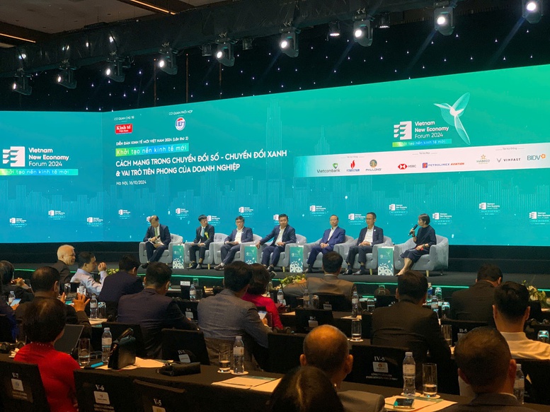 Các chuyên gia trao đổi tại Diễn đàn Kinh tế mới Việt Nam lần thứ 2 (Vietnam New Economy Forum 2024) với chủ đề: "Khởi tạo nền kinh tế mới: Cách mạng trong chuyển đổi số - chuyển đổi xanh và vai trò tiên phong của doanh nghiệp (DN)" - Ảnh: VGP/HT