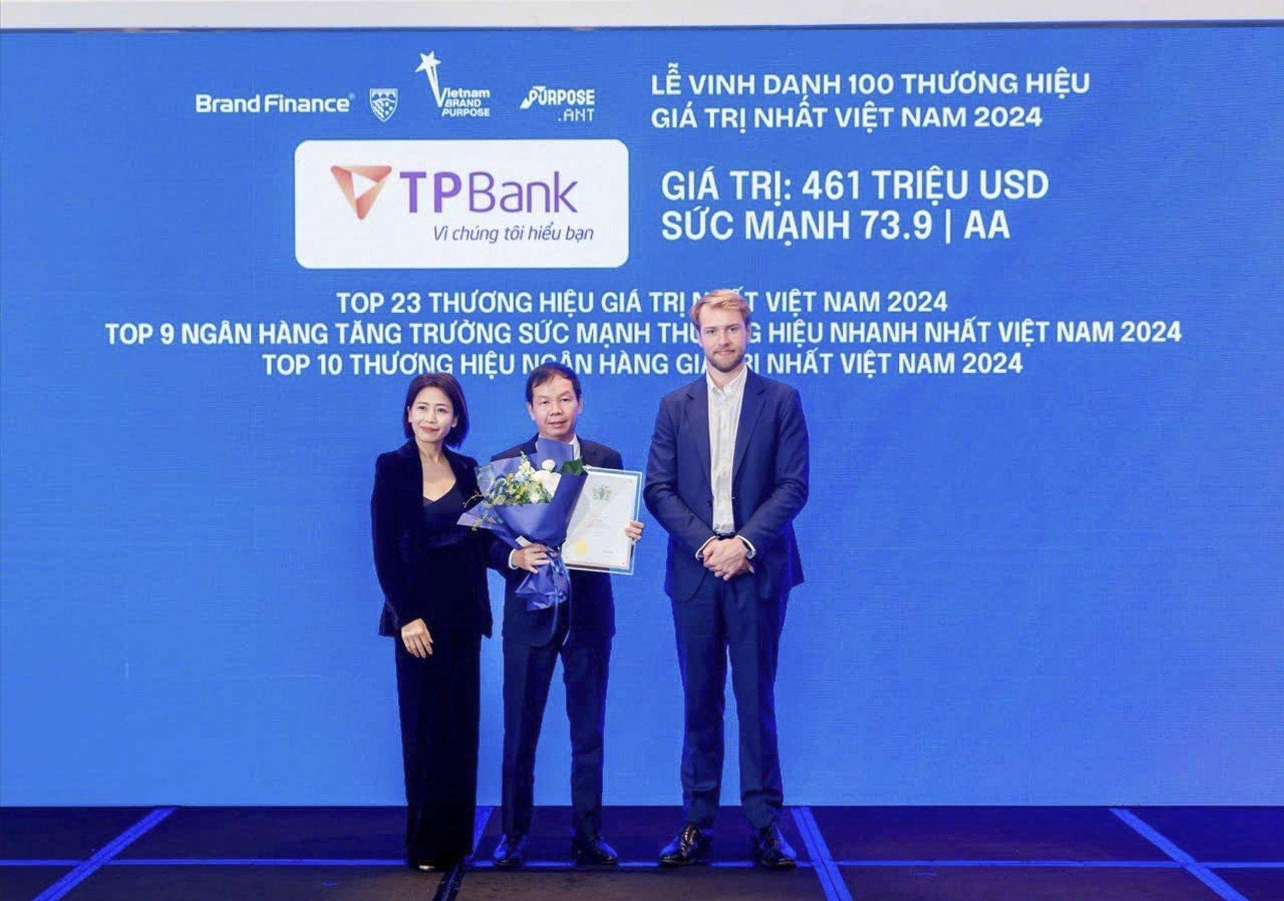 Hinh-anh-pho-tong-giam-doc-TPbank-nhan-giai-thuong