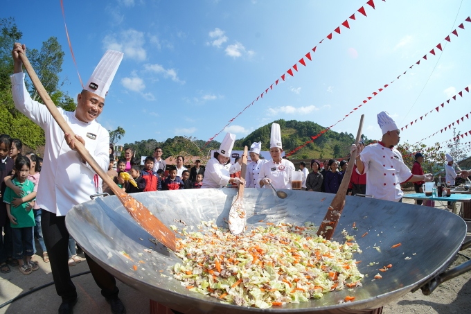 Các đầu bếp đang trong chương trình “Một triệu bữa cơm có thịt” do CHIN-SU phụ trách đang nấu ăn trên 1 cái chảo đường kính 2 mết. Ảnh: Vnexpress