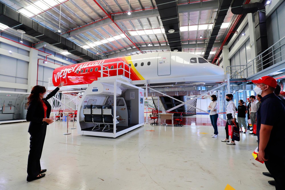 Vietjet thường xuyên tổ chức các chương trình đào tạo định kỳ, cung cấp các khóa học nâng cao kỹ năng chuyên môn và quản lý cho nhân viên