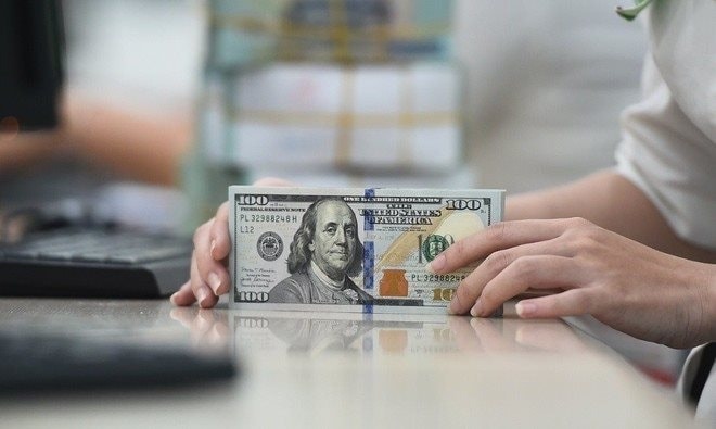 Giá bán USD tại ngân hàng tăng lên 25.100 đồng