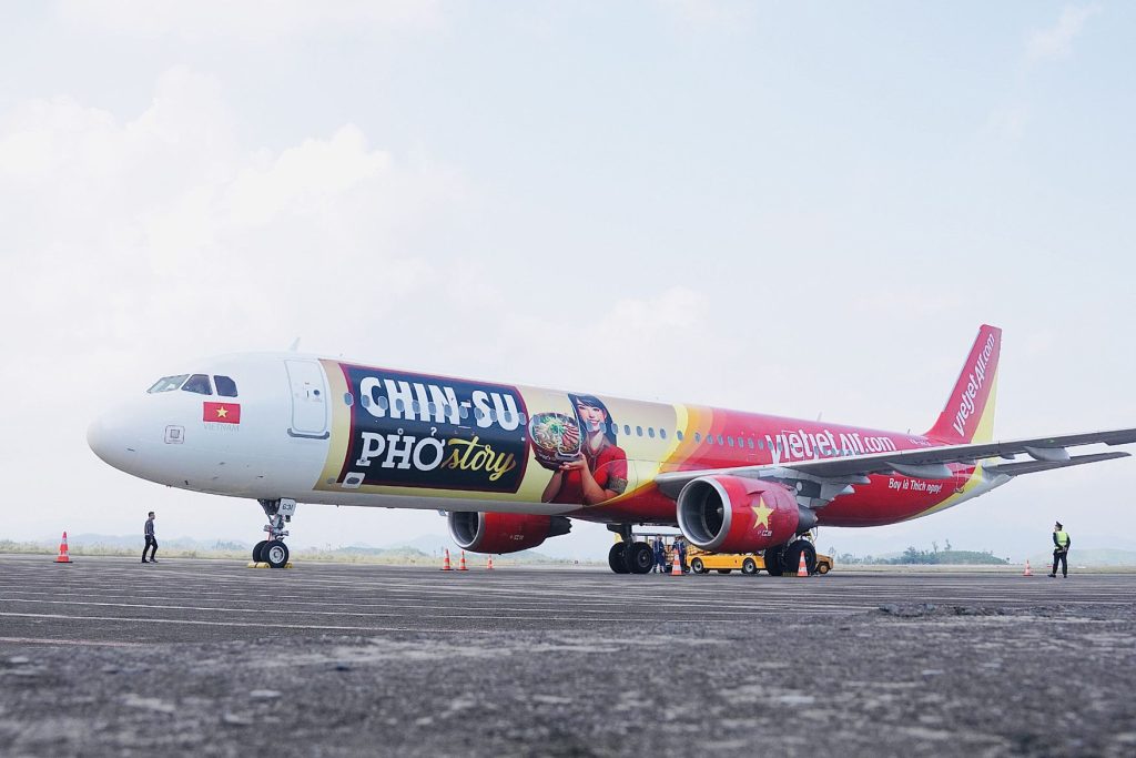 Cận cảnh chiếc tàu bay thế hệ mới A321 với hình ảnh tiếp viên hàng không phục vụ hành khách món phở CHIN-SU Phở Story. Ảnh: Vietnamnet