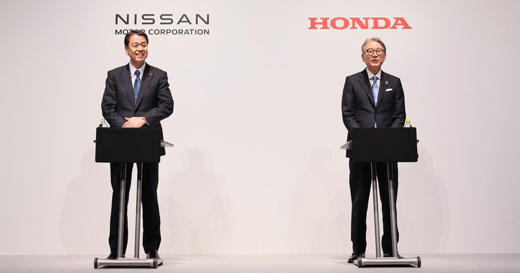 Hai đại diện của Honda và Nissan tại buổi hợp tác ký kết