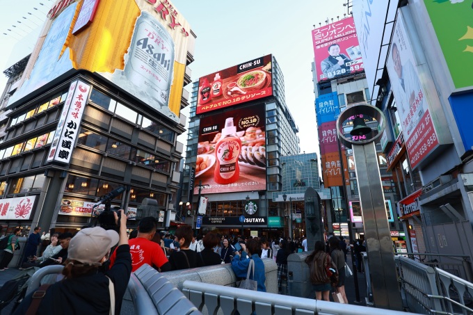 Tương ớt Chin-su Sriracha xuất hiện trên bảng billboard giữ khu phố ẩm thực sầm uất Dotonbori, Osaka. Ảnh: Vnexpress