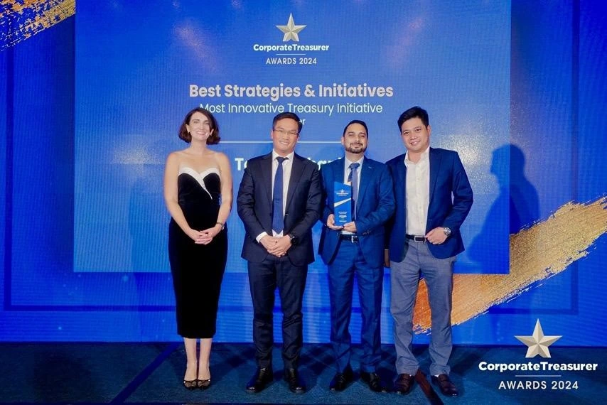 đại diện techcombank nhận giải thưởng most innovative treasury initiative