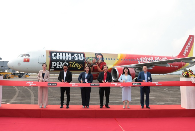 Đại diện của Masan Consumer và Vietjet cùng cắt băng khánh thành tàu bay A321. Ảnh: Vnexpress