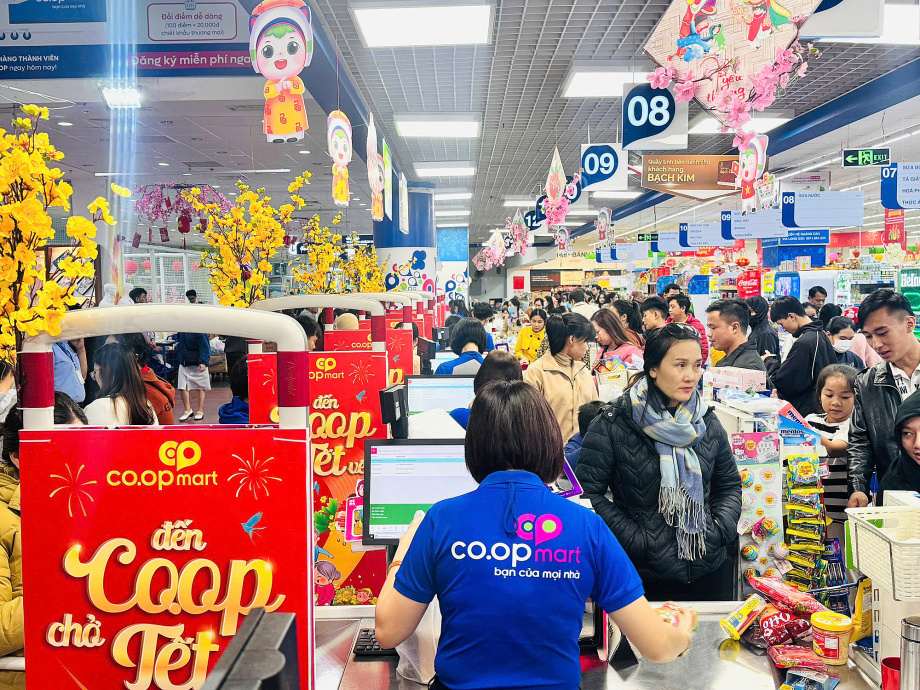 Saigon Co.op phục vụ khách dịp lễ Tết 2025. 