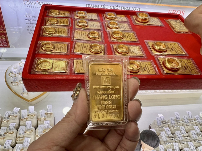 Giá vàng nhẫn tăng vọt, áp sát mức giá vàng miếng SJC 1 Giá vàng nhẫn tròn và vàng miếng SJC tăng cao