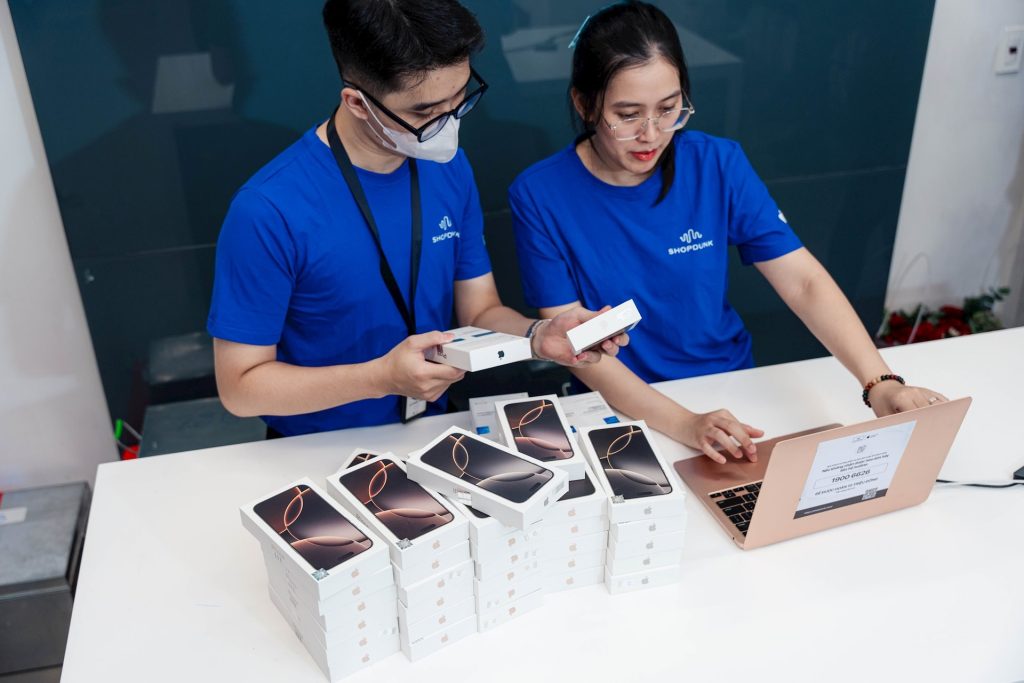 iPhone 16 "cháy hàng" trong đêm mở bán 2 CEO ShopDunk, cho biết hệ thống này đã nhận được khoảng 5.000 đơn đặt hàng iPhone 16 series, trong đó iPhone 16 Pro Max chiếm ưu thế