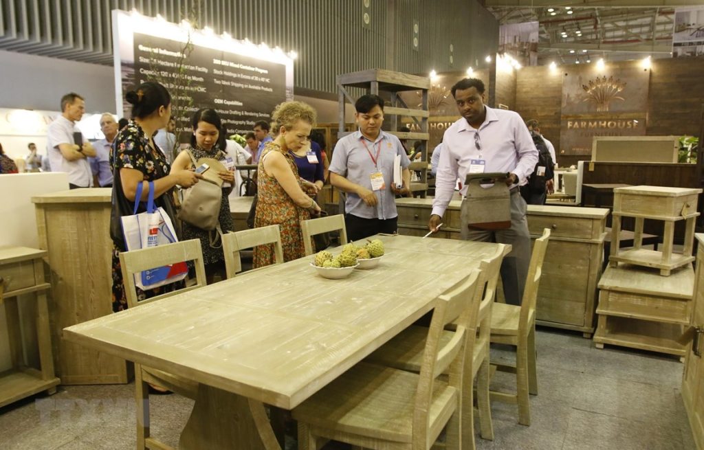 Xuất khẩu đồ gỗ Việt Nam "Tấn công" thị trường Anh 2 Để tận dụng hiệu quả UKVFTA và "tấn công" thành công thị trường Anh, doanh nghiệp cần chủ động thích ứng và nâng cao năng lực cạnh tranh