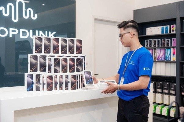 iPhone 16 "cháy hàng" trong đêm mở bán 1 Tại ShopDunk Hàng Bài (Hà Nội), nhiều khách hàng háo hức có mặt từ sớm, mong muốn là những người đầu tiên được sở hữu iPhone 16