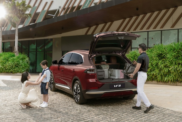 Công nghệ đỉnh cao trên VF 8: Trải nghiệm vượt tầm giá 1 VF 8 gây ấn tượng mạnh với sức mạnh động cơ điện lên đến 402 mã lực và mô-men xoắn cực đại 620 Nm