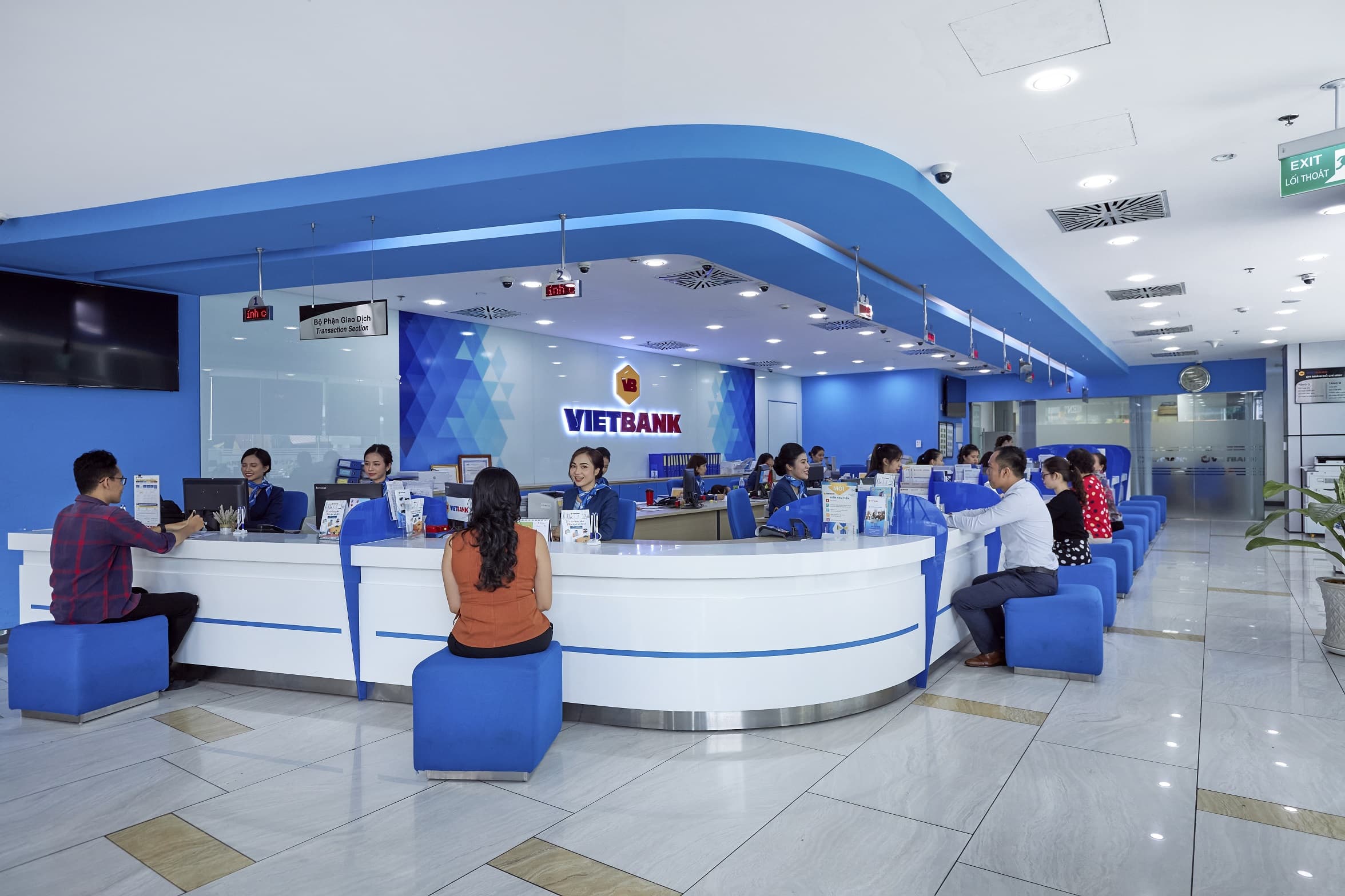 Vietbank củng cố năng lực tài chính, tăng vốn điều lệ lên hơn 7.100 tỷ đồng 2 vietbank-giao-dich