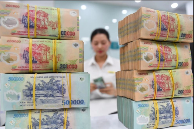 Ngân hàng phát hành 5.000 tỷ đồng trái phiếu, lãi suất dự kiến 8,2%/năm 1 một ngân hàng tại Việt Nam đã công bố kế hoạch chào bán 5.000 tỷ đồng trái phiếu ra công chúng, với kỳ hạn lên tới 5 năm và lãi suất dự kiến lên đến 8,2%/năm