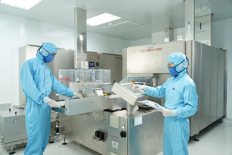Khát vọng vươn xa của Imexpharm trên đấu trường dược phẩm châu Á 1 Nhân viên làm việc tại nhà máy Imexpharm - 60s hôm nay