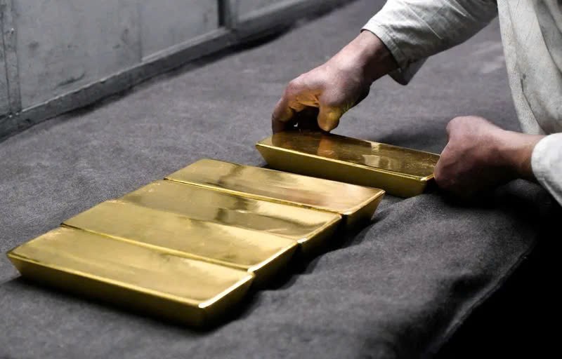 Giá vàng lập đỉnh mới do bất ổn toàn cầu và chính sách tiền tệ 1 giá vàng biến động