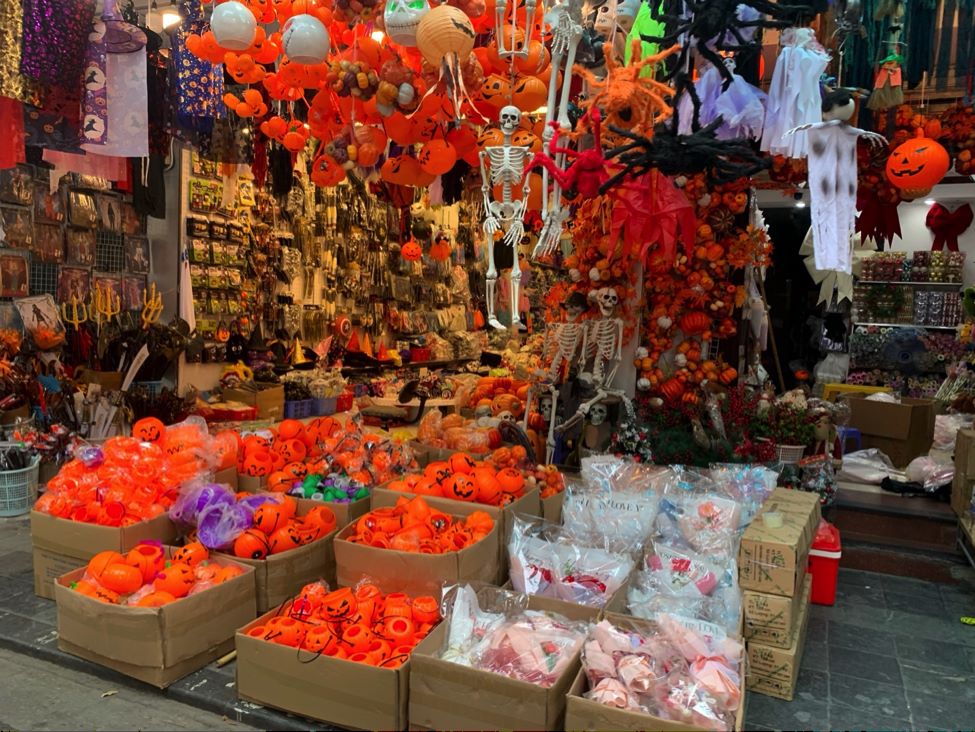 Halloween "gõ cửa" Hà Nội: Phố cổ rộn ràng, đồ trang trí "lên kệ" 1 36.