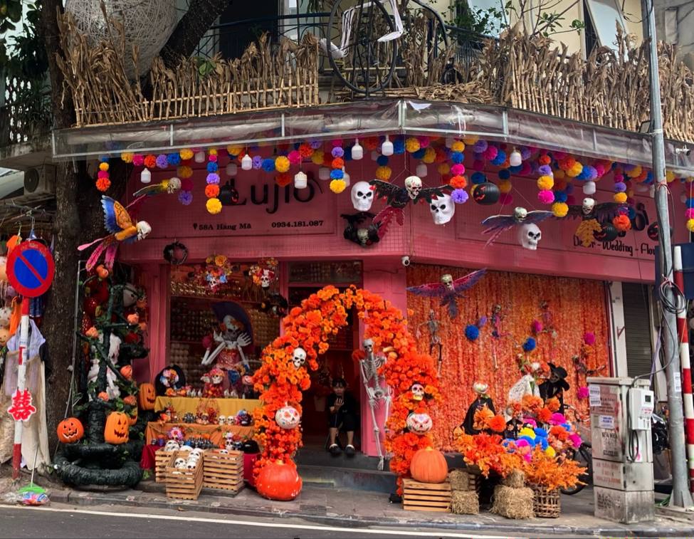 Halloween "gõ cửa" Hà Nội: Phố cổ rộn ràng, đồ trang trí "lên kệ" 2 37 1