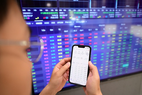 Đầu tư mất kiên nhẫn, VN-Index giảm gần 10 điểm khi áp lực bán tăng mạnh 2 đầu tư