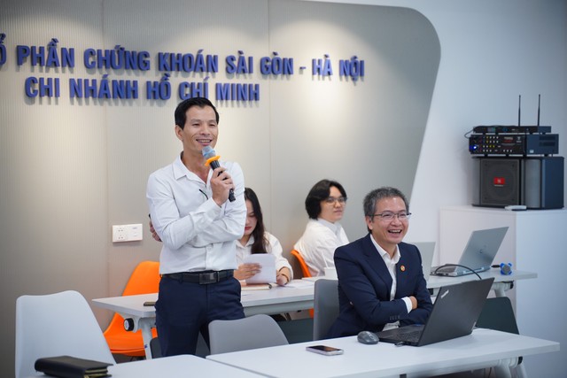 Chuyên gia SHS: “Chọn cổ phiếu hãy như phụ nữ chọn hàng hiệu”, khuyến nghị cổ phiếu cho 3 tháng cuối năm 2 Ong-Phan-Tan-Nhat-phat-bieu-ve-tinh-hinh-mua-co-phieu-hien-nay