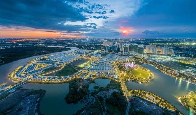 Cổ phiếu Vingroup biến động trái chiều trong ngày đầu Vinhomes triển khai thương vụ lịch sử 2 cổ phiếu
