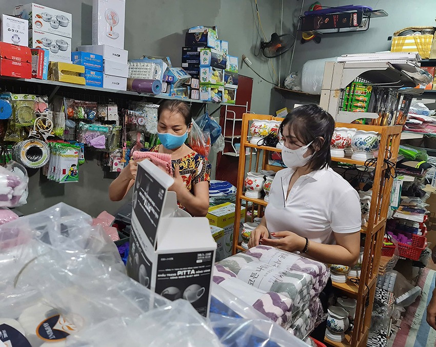 Doanh thu giảm sút, tiệm tạp hóa vật lộn giữ chỗ đứng giữa cơn sốt "hộp giấy online" 3 56 phu nu Viet Nam