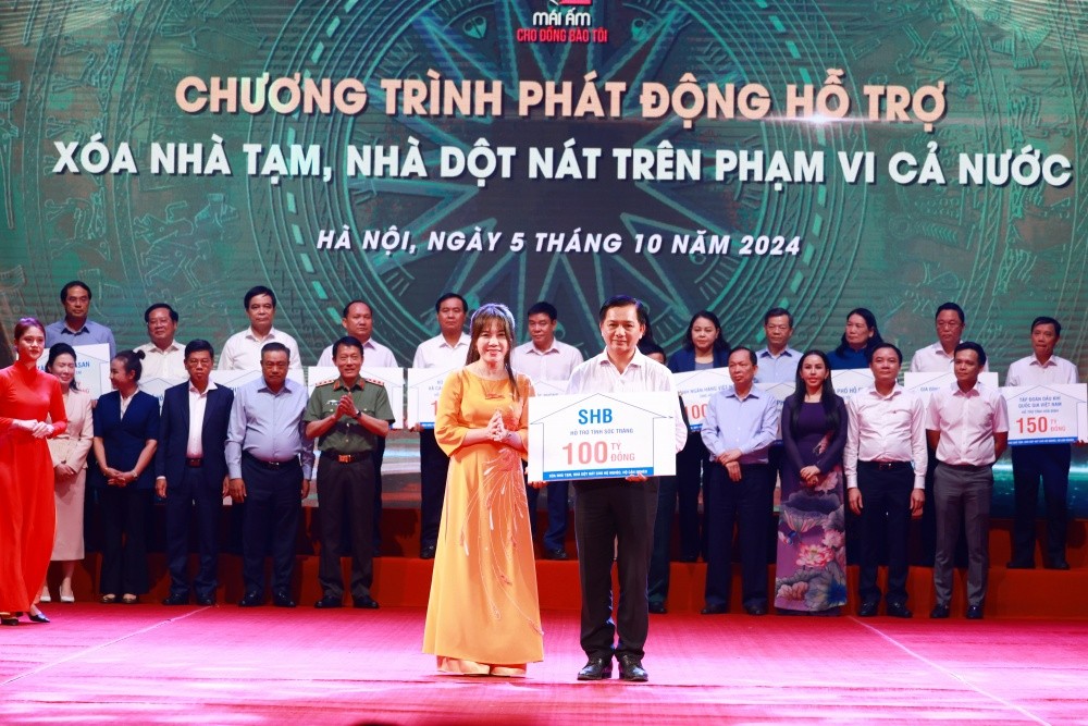 Ngân hàng SHB chi mạnh tay gần 150 tỷ đồng cho các hoạt động an sinh xã hội 2 Bà Ninh Thị Lan Phương – Phó Tổng Giám đốc ngân hàng SHB tại buổi lễ trao tặng 100 tỷ đồng cho tỉnh Sóc Trăng. Ảnh: Thời báo ngân hàng