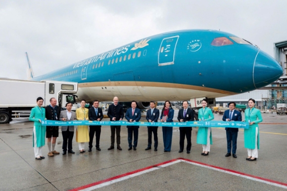 Vietnam Airlines mở đường bay đến Munich, thắt chặt quan hệ Việt - Đức 2 Buổi lễ cắt băng khánh thành của các đại diện Vietnam Airlines