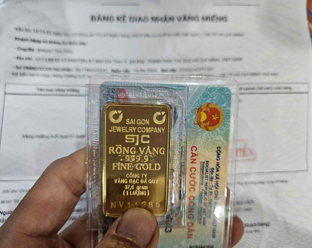 Mua vàng miếng SJC kỳ công như “lên chùa cầu duyên” 1 Hành trình mua vàng miếng SJC hiện nay phải trải qua quy trình đầy rườm rà và phức tạp