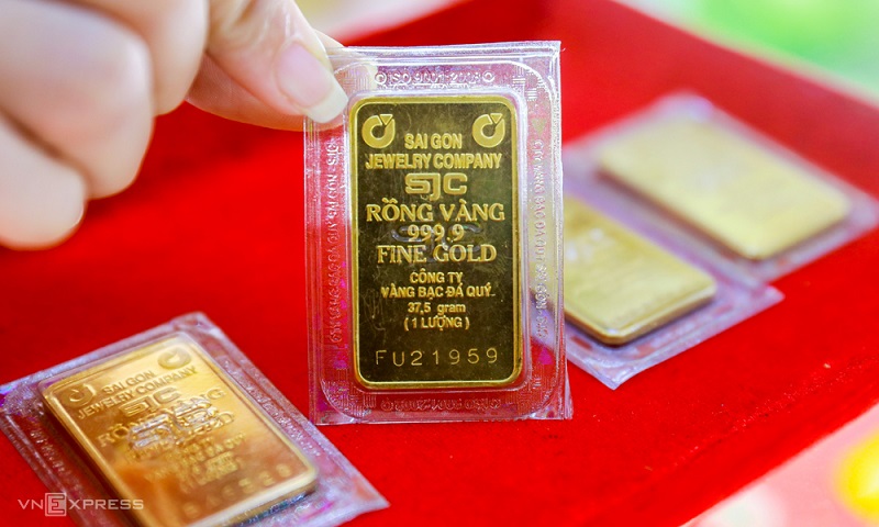 Mua vàng miếng SJC kỳ công như “lên chùa cầu duyên” 2 Không chỉ mua khó khăn mà những người muốn bán vàng miếng SJC cũng gặp nhiều trắc trở