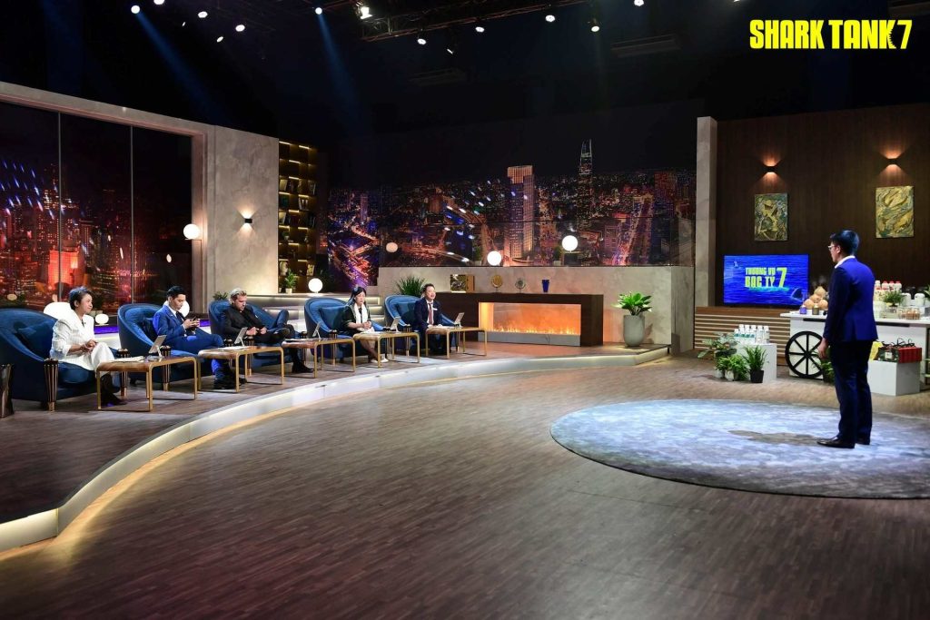 Founder Nada Oils gọi vốn thành công 8 tỷ từ Shark Bình tại Shark Tank mùa 7 2 Tại Shark Tank, Nada Oils kêu gọi 8 tỷ đồng cho 20% cổ phần để phát triển kênh online D2C (Direct-to-Consumer)