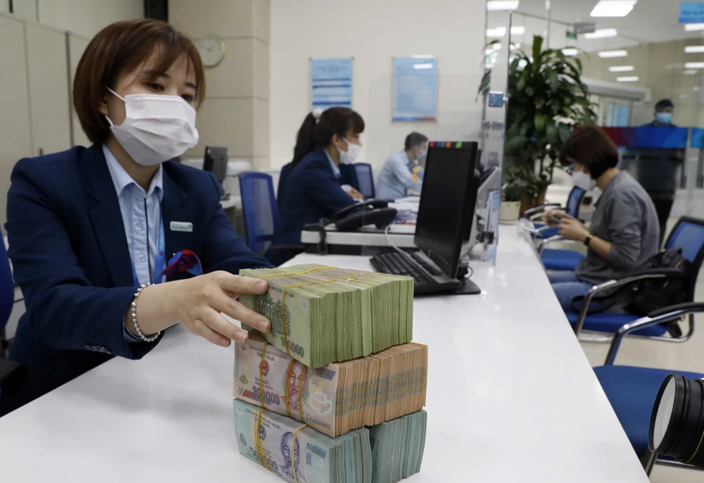 Lãi suất biến động, ngân hàng Việt loay hoay tìm kiếm lợi nhuận 2 Thanh khoản của hệ thống ngân hàng tiếp tục được cải thiện trong quý 3/2024 và dự kiến sẽ duy trì xu hướng tích cực này trong quý 4/2024