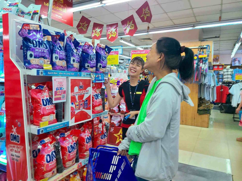 Học lỏm bí quyết mua sắm size lớn, tiết kiệm đến 50% chi phí 2 Tuy nhiên, thay vì cắt giảm một cách triệt để nhiều người đã lựa chọn phương pháp mua sắm các sản phẩm size lớn