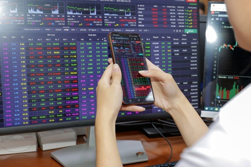 Dòng tiền vào chứng khoán chững lại quý thứ 2 liên tiếp giảm. 1 Số dư tiền gửi nhà đầu tư tại công ty chứng khoán giảm - 60s hôm nay