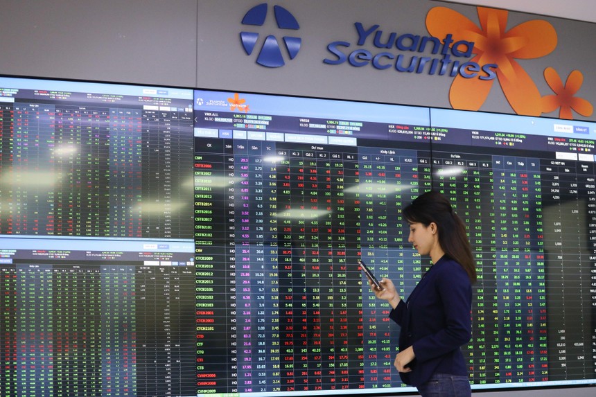 VN-Index gặp 1.300, Vingroup nâng đỡ, TCH-HHS bị bán mạnh - 60s Hôm Nay