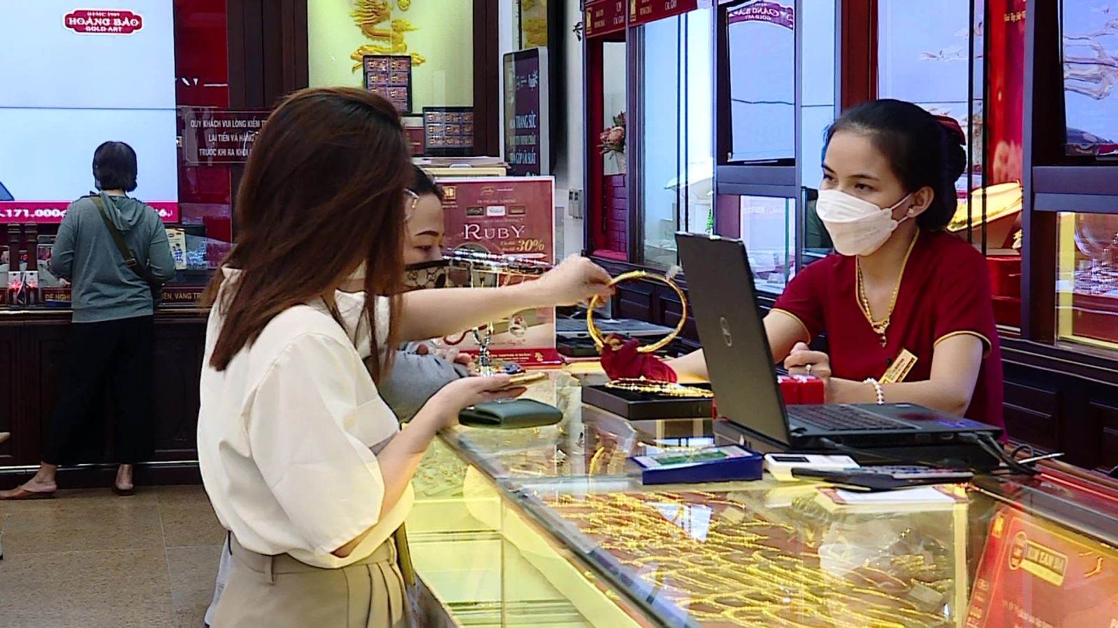 Giá vàng chạm đỉnh thị trường xuất hiện loạt dịch vụ độc đáo - 60s Hôm Nay