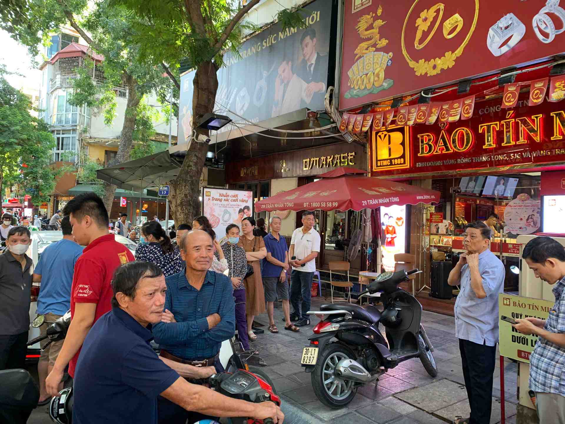 Vàng trong nước giá ổn định nhưng mua bán vẫn khó 1 nhieu-nguoi-dan-cho-doi-mua-vang