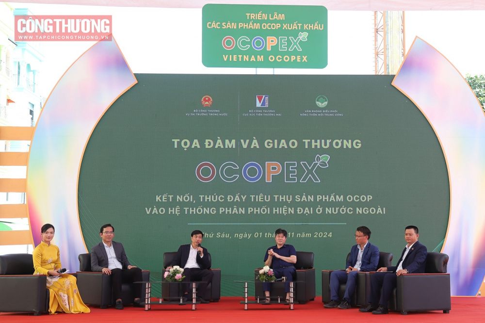 Phiên thảo luận tại Tọa đàm - 60s hôm nay