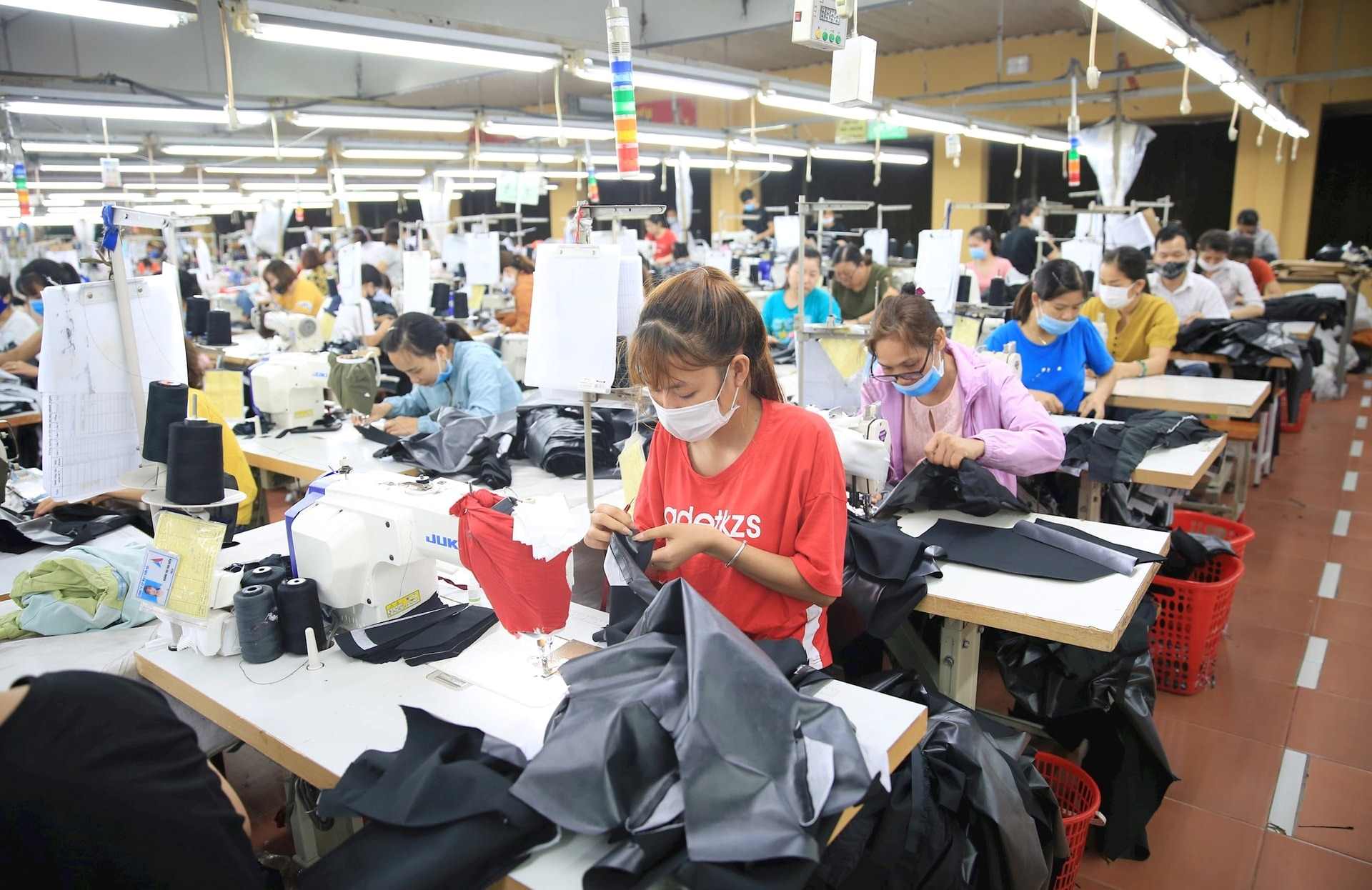 Thị trường Hoa Kỳ: Doanh nghiệp Việt Nam đối mặt thách thức thuế quan, xuất khẩu vẫn tăng trưởng mạnh 2 thị trường hoa kỳ