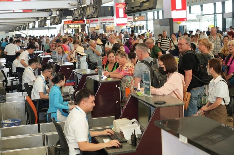 Vé máy bay cao điểm Tết 2025: Giá tăng cao, nhiều đường bay kín chỗ 2 vé máy bay
