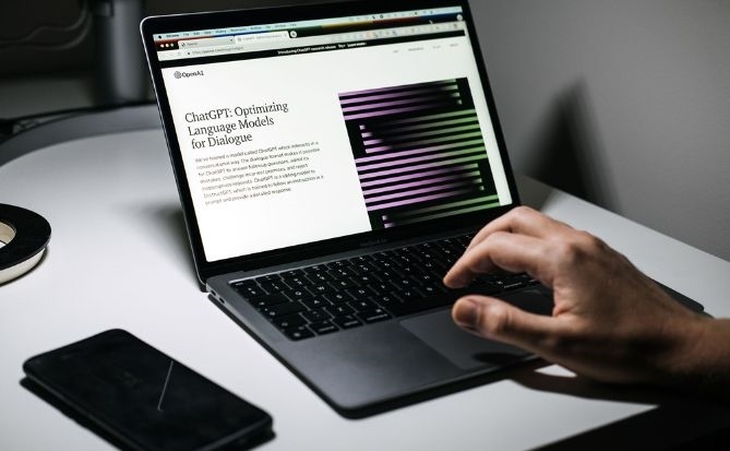 Chat GPT Xu Hướng Dẫn Đầu Trí Tuệ Nhân Tạo 2 ChatGPT hiện đứng thứ 11 trong danh sách các trang web có lượng truy cập cao nhất toàn cầu.