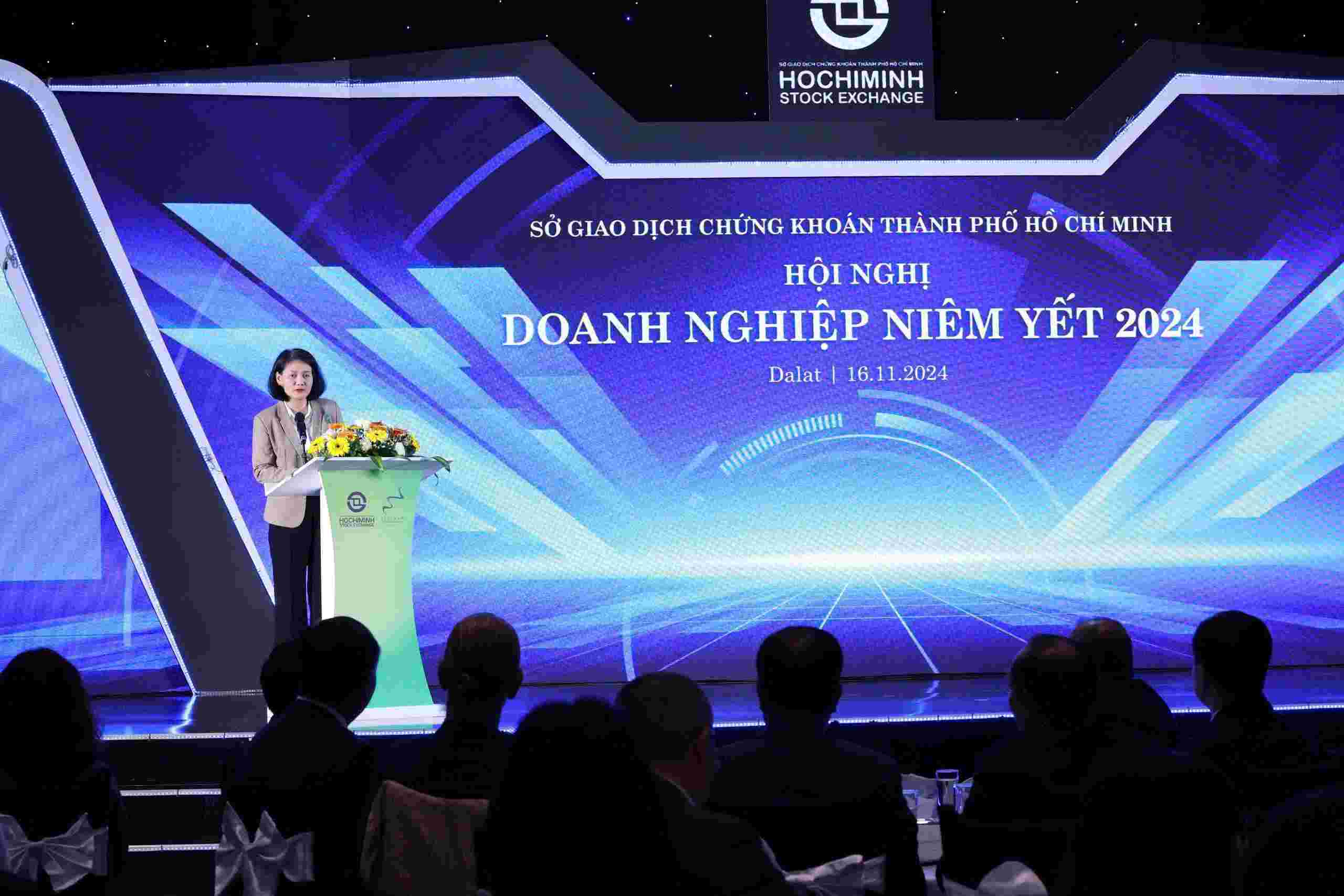 Chứng khoán Việt vinh danh 44 doanh nghiệp niêm yết xuất sắc nhất năm 2024 2 chứng khoán việt