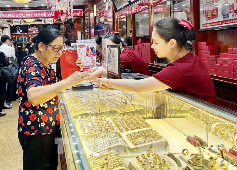 Giá vàng tăng mạnh, chênh lệch quốc tế 25%: NHNN cân nhắc can thiệp mạnh tay 3 giá vàng