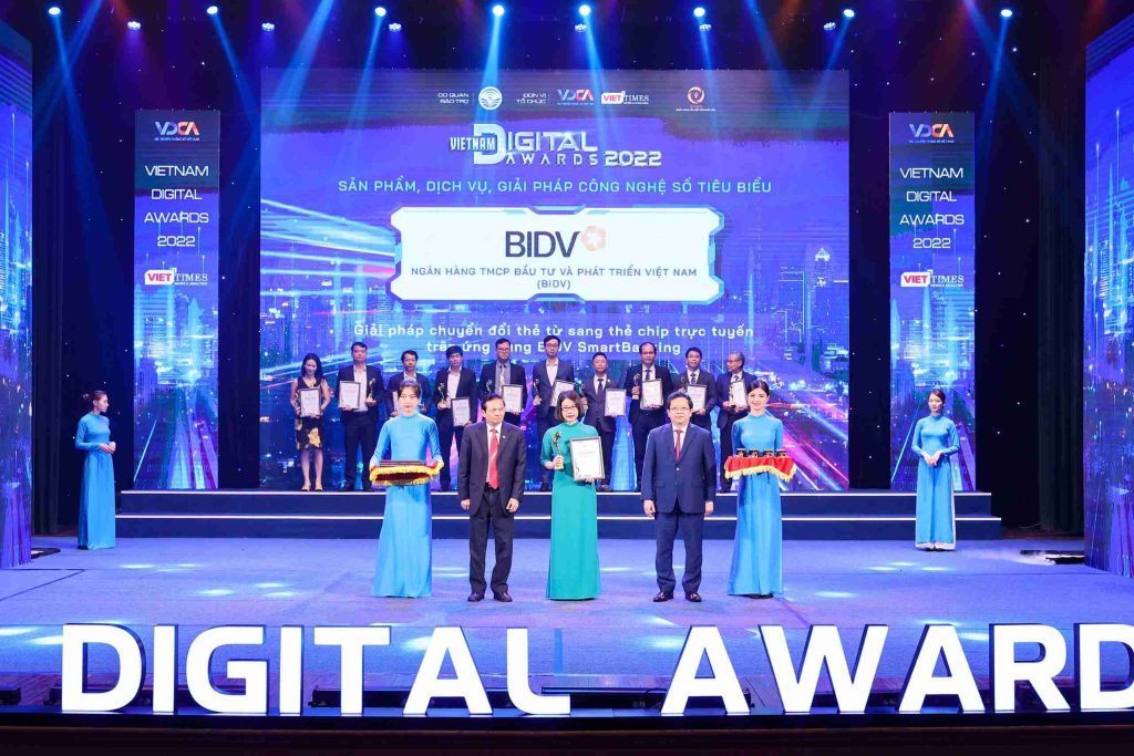 Gen Z thay đổi luật chơi: MB, Techcombank, BIDV dẫn đầu cuộc đua chuyển đổi số 4 BIDV được vinh danh là "Ngân hàng chuyển đổi số tốt nhất Việt Nam" vào năm 2022. Ảnh: BIDV