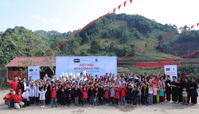 Chinh phục trái tim người tiêu dùng thông qua CSR: Doanh nghiệp nào làm tốt nhất? 3 Chương trình “Một triệu bữa cơm có thịt” do thương hiệu CHIN-SU, phối hợp với Quỹ Trò nghèo vùng cao. Ảnh: Vnexpress