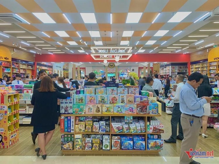 Hơn 100.000 Đầu Sách "Đổ Bộ" Vào Hai Nhà Sách Mới Tại TP.HCM 1 Fahasa khai trương thêm 2 nhà sách mới ở TP. HCM với hơn 100.000 đầu sách.