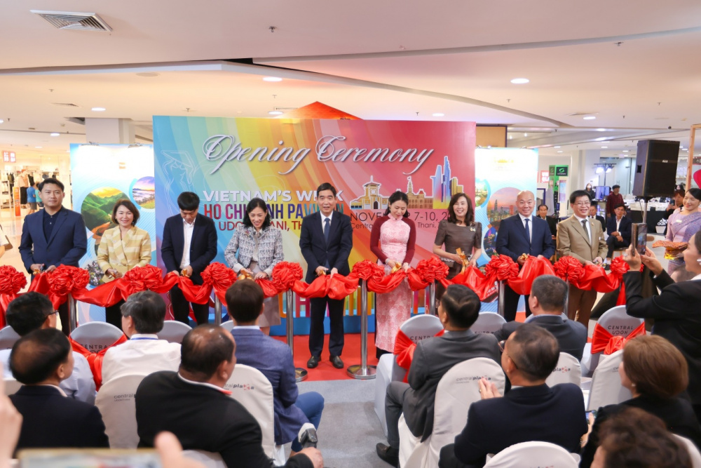Central Retail đưa hàng Việt Nam chinh phục thị trường Thái Lan tại Udon Thani 1 Hình ảnh các đại biểu thực hiện cắt ruy băng, khai mạc Tuần hàng Việt Nam tại Udon Thani, Thái Lan 2024